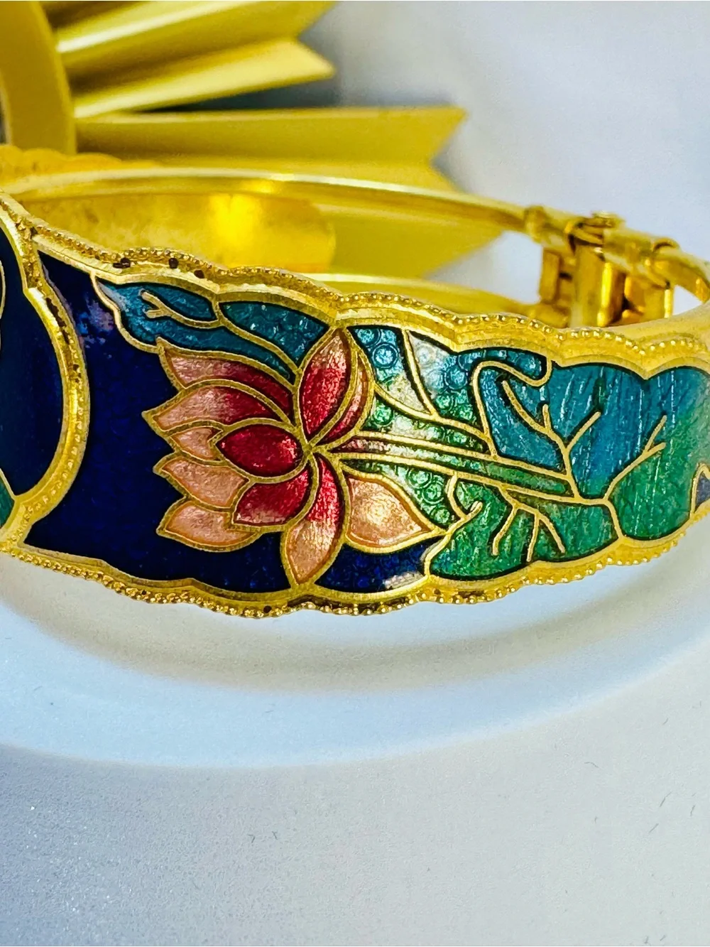 N/A elegant gold